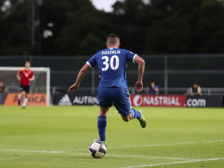 皇冠足球即時比分:壓抑下的球場角逐